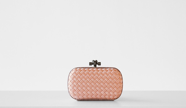 bottega veneta dang cap vuot thoi gian danh cho gioi thuong luu bat nguon tu 4 chu nhat