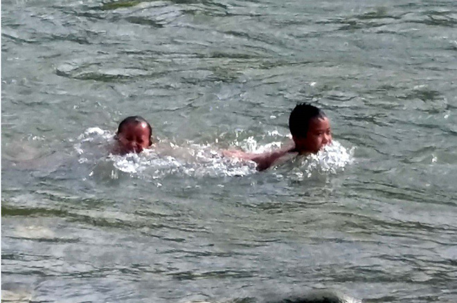 nghe an di tam ao khi chan de 2 anh em ruot duoi nuoc thuong tam