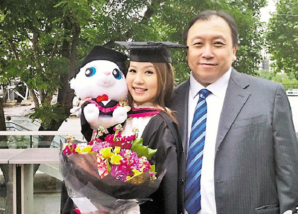 ai nu cua trum phim nong song phong tung dan than vao showbiz bang con duong goi cam