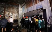 Bình Dương: Cháy nhà xưởng giữa cơn mưa, gần 100 chiến sĩ gồng mình dập lửa