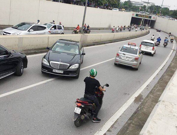 ha noi truy tim tai xe xe mercedes bien ngu quy chay nguoc chieu trong ham kim lien