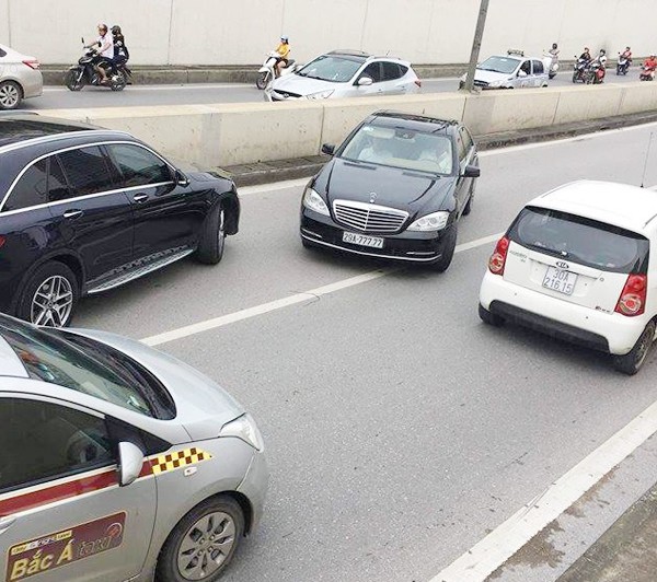ha noi truy tim tai xe xe mercedes bien ngu quy chay nguoc chieu trong ham kim lien