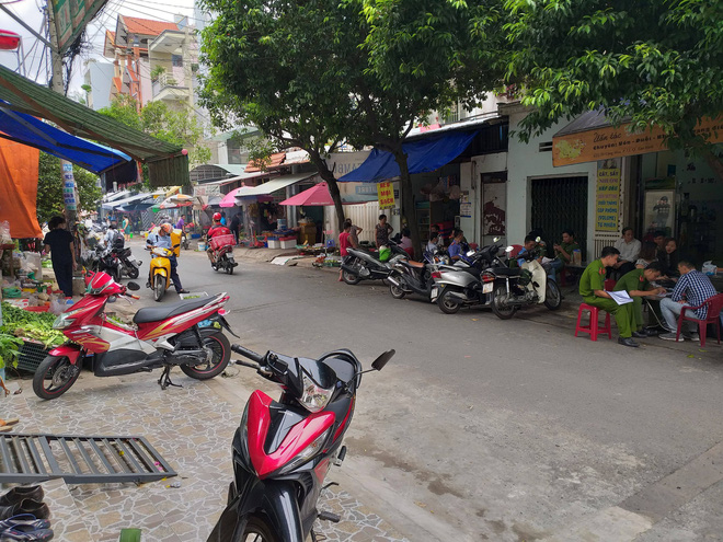 tp hcm ngui thay mui hoi chu nha tro bao cong an pha cua phong tro lien phat hien khach ngoai quoc da tu vong