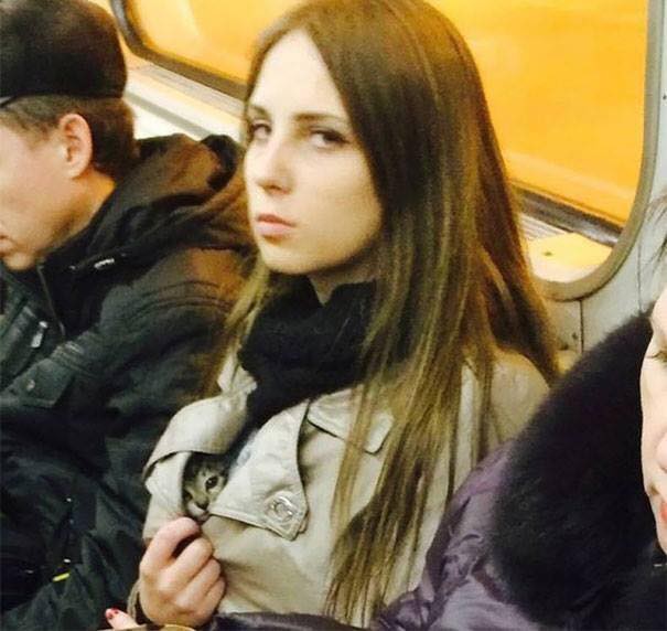nhung hinh anh hai huoc chi co tren tau dien ngam tu chi gai thai rau toi pikachu tho tay om cot