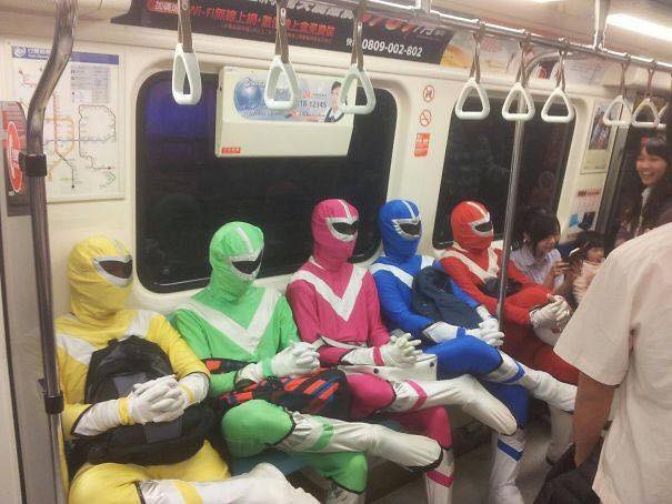 nhung hinh anh hai huoc chi co tren tau dien ngam tu chi gai thai rau toi pikachu tho tay om cot
