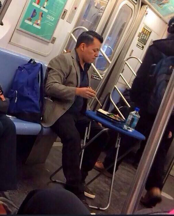 nhung hinh anh hai huoc chi co tren tau dien ngam tu chi gai thai rau toi pikachu tho tay om cot