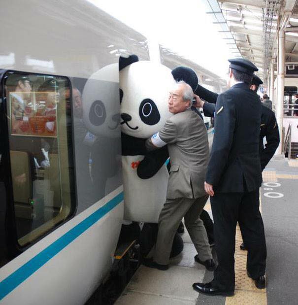 nhung hinh anh hai huoc chi co tren tau dien ngam tu chi gai thai rau toi pikachu tho tay om cot