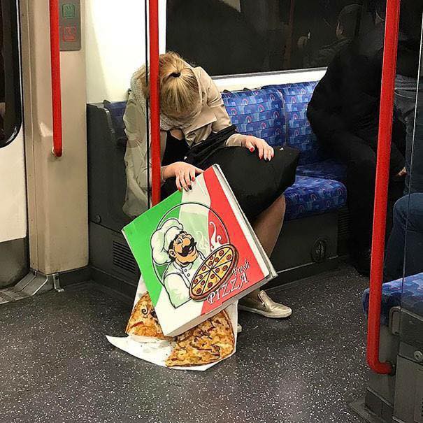 nhung hinh anh hai huoc chi co tren tau dien ngam tu chi gai thai rau toi pikachu tho tay om cot