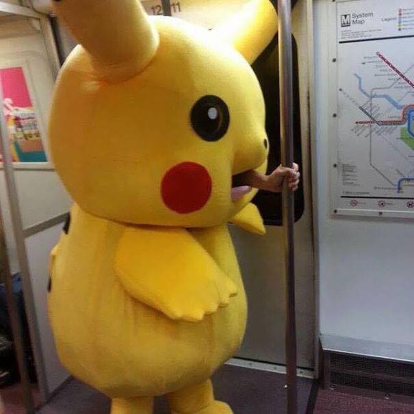 Những hình ảnh hài hước chỉ có trên tàu điện ngầm: Từ chị gái thái rau tới Pikachu thò tay ôm cột