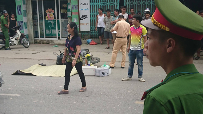 ha noi va cham voi xe container nam thanh nien di xe may mac ao grab bi keo le gan 50 met tu vong tai cho