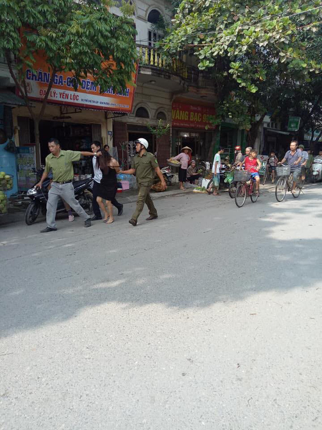 ha noi nguoi phu nu co bieu hien ngao da lao ra giua duong chan xe nguoi dan