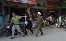 ha noi nguoi phu nu co bieu hien ngao da lao ra giua duong chan xe nguoi dan