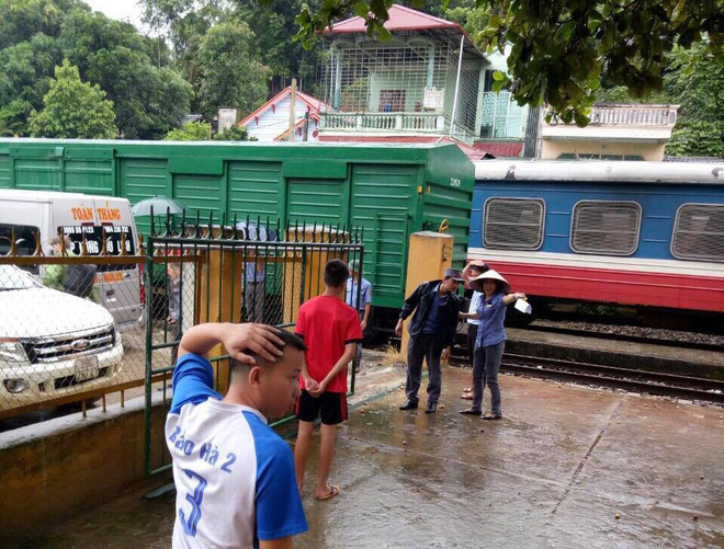 hang tram hanh khach phai chuyen tai do sat lo duong sat o lao cai