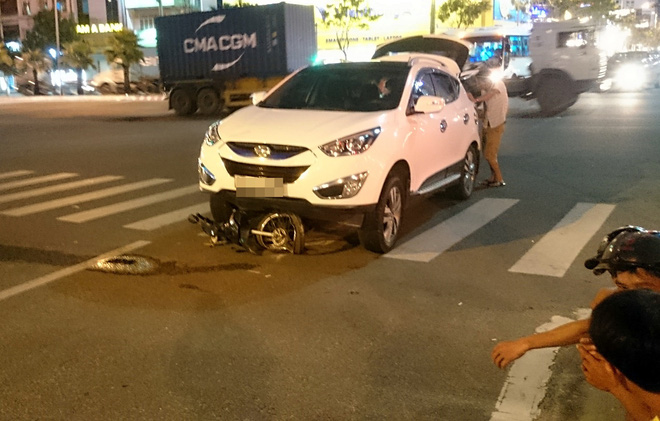 xe may nat bet duoi gam o to 2 thieu nu bi thuong nang