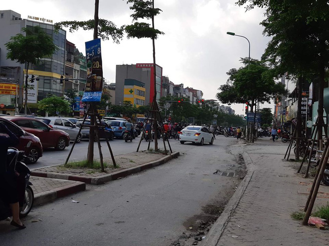 nhan chung ke lai giay phut vo om con nho bat qua tang chong cap ke con mot muc om chat che chan cho nhan tinh tren pho ha noi