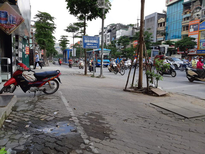 nhan chung ke lai giay phut vo om con nho bat qua tang chong cap ke con mot muc om chat che chan cho nhan tinh tren pho ha noi