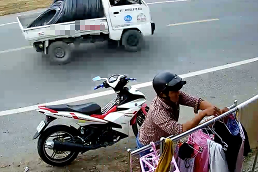 nam thanh nien giua ban ngay trom do lot nu giau vao quan roi phong di nhu bay