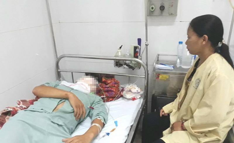 nam thanh nien bi coc treo man dam xuyen tu co len mui