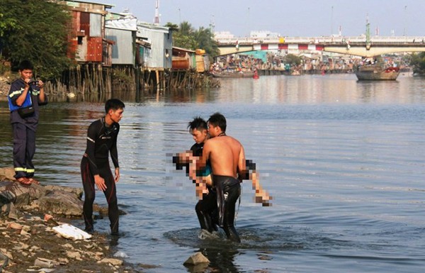 2 em nho duoi nuoc thuong tam trong cung 1 ngay o nghe an