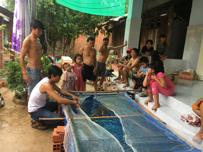 ngu dan vat lon nhieu gio duoi song vam co dong de dua ca khung nang 30kg len bo