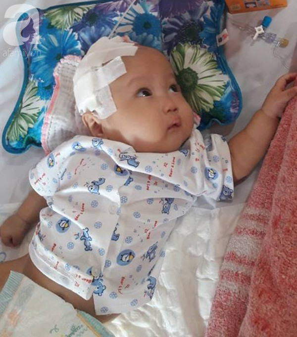 me tre dau don cau xin manh thuong quan cuu con trai bi nao ung thuy tu luc 2 thang tuoi