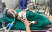 nghich sung hoi be trai 19 thang tuoi o nghe an bi dan gam vao nguc