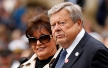 bo me vo ong trump vua duoc nhap quoc tich my theo chinh sach ma tong thong nay tung cat luc phan doi