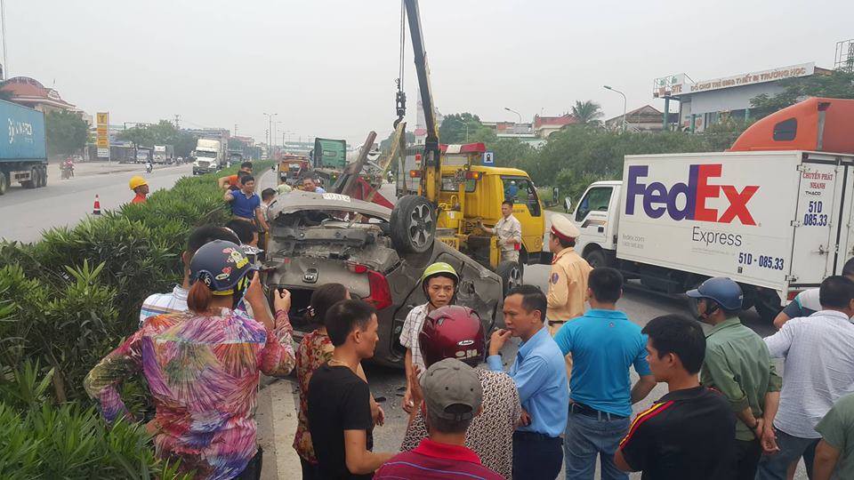 bi container hat bay 5 nguoi tren xe con may man thoat chet