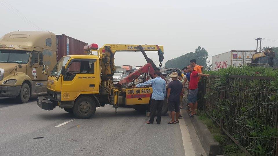 bi container hat bay 5 nguoi tren xe con may man thoat chet
