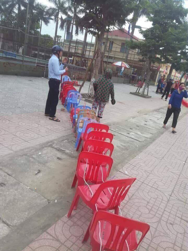 xep ghe dat gach de giu cho va li do dang sau khien nhieu nguoi bat cuoi thich thu