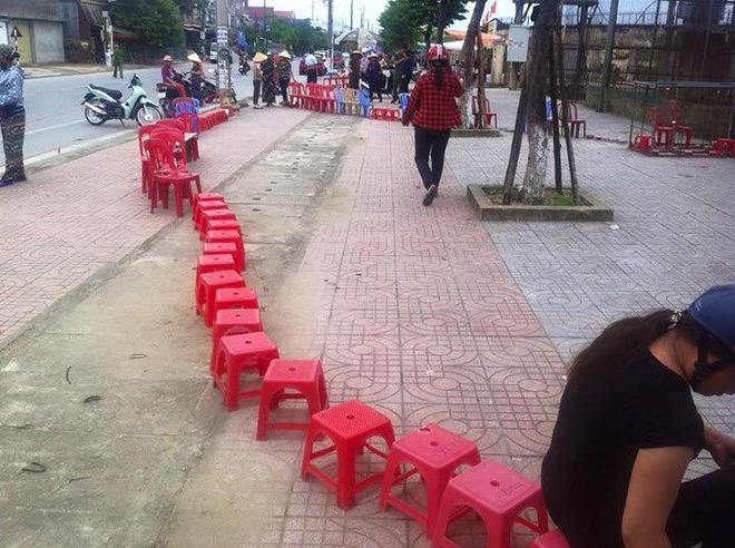 xep ghe dat gach de giu cho va li do dang sau khien nhieu nguoi bat cuoi thich thu