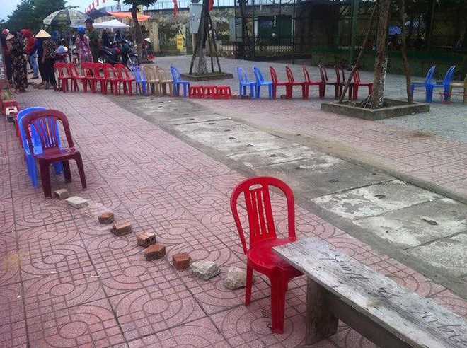 xep ghe dat gach de giu cho va li do dang sau khien nhieu nguoi bat cuoi thich thu