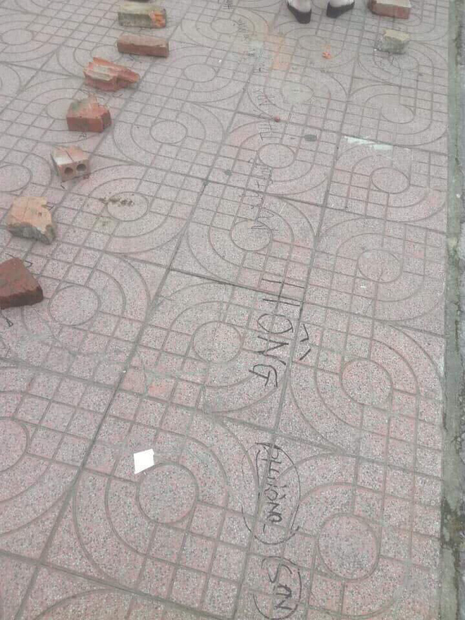 xep ghe dat gach de giu cho va li do dang sau khien nhieu nguoi bat cuoi thich thu