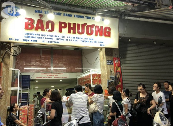 nguoi ha noi bat dau xep hang mua banh trung thu tu sang som den 1h dem