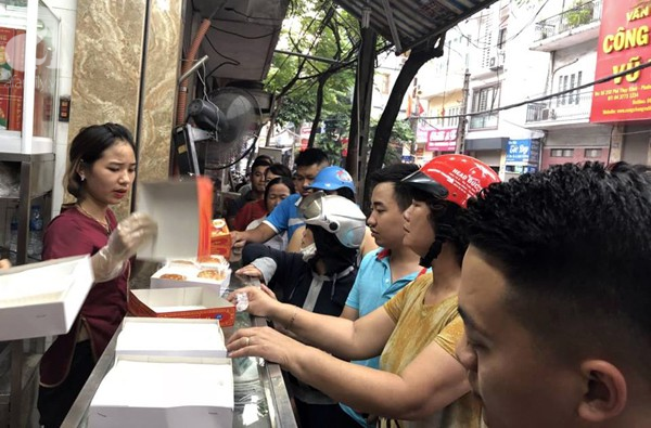 nguoi ha noi bat dau xep hang mua banh trung thu tu sang som den 1h dem