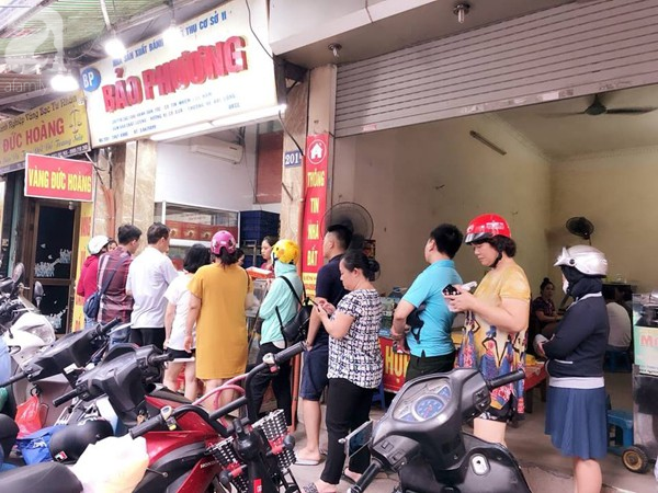 nguoi ha noi bat dau xep hang mua banh trung thu tu sang som den 1h dem