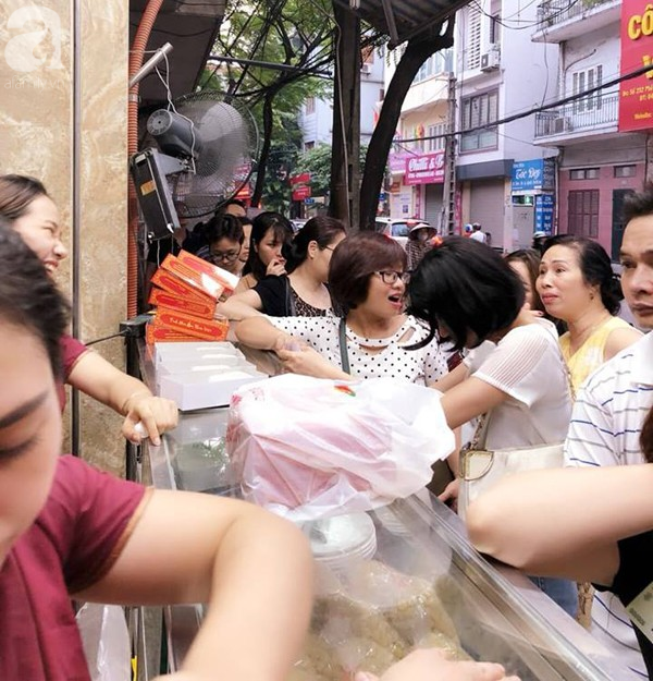 nguoi ha noi bat dau xep hang mua banh trung thu tu sang som den 1h dem