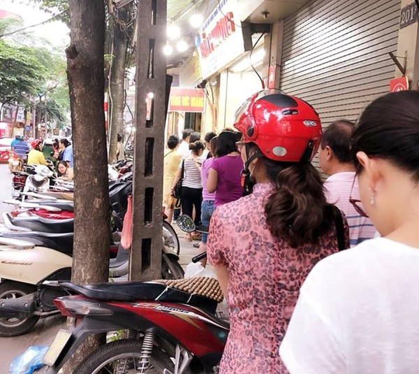 nguoi ha noi bat dau xep hang mua banh trung thu tu sang som den 1h dem