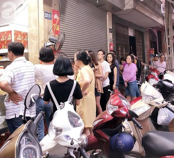 nguoi ha noi bat dau xep hang mua banh trung thu tu sang som den 1h dem