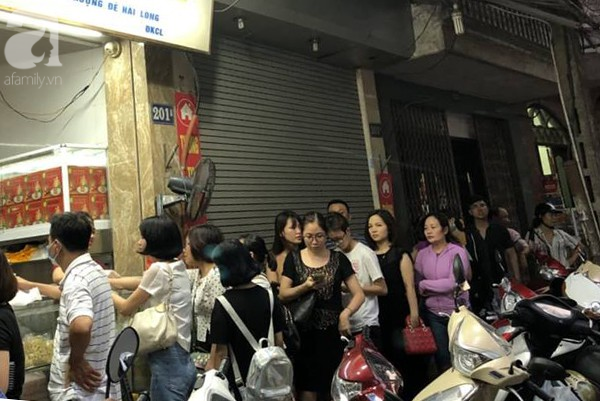 nguoi ha noi bat dau xep hang mua banh trung thu tu sang som den 1h dem