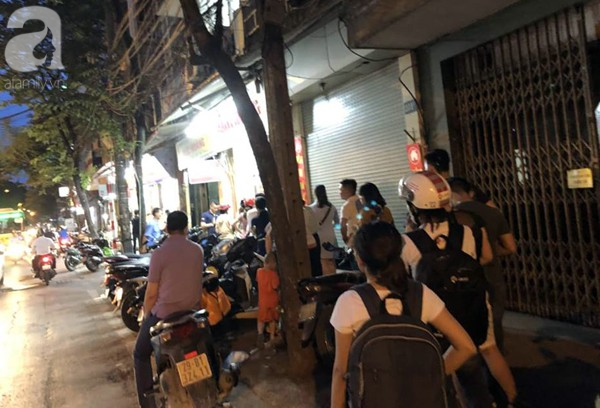 nguoi ha noi bat dau xep hang mua banh trung thu tu sang som den 1h dem