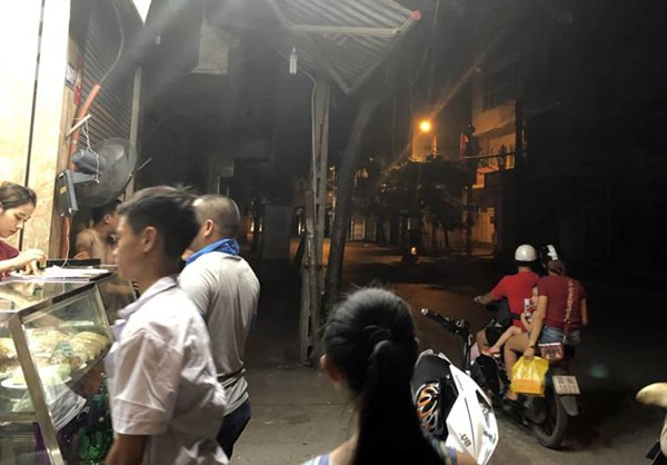 nguoi ha noi bat dau xep hang mua banh trung thu tu sang som den 1h dem