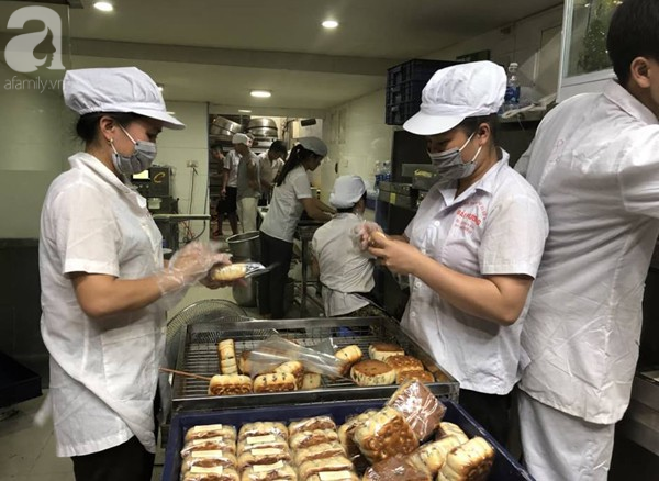 nguoi ha noi bat dau xep hang mua banh trung thu tu sang som den 1h dem