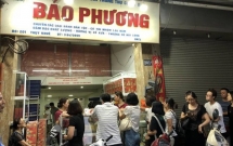 nguoi ha noi bat dau xep hang mua banh trung thu tu sang som den 1h dem