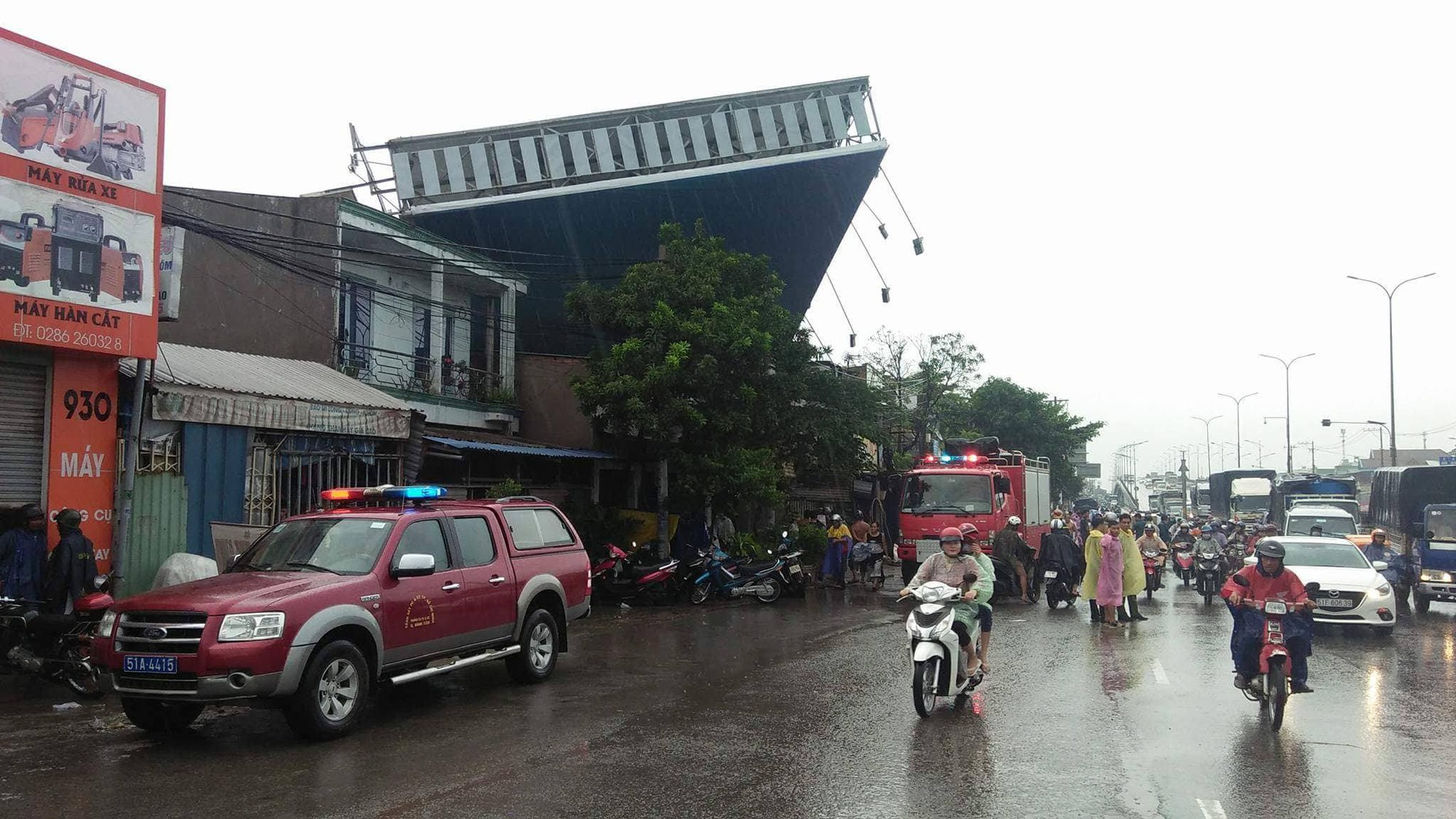 tphcm mua lon bang quang cao khong lo do sap nha dan khien 1 nguoi tu vong