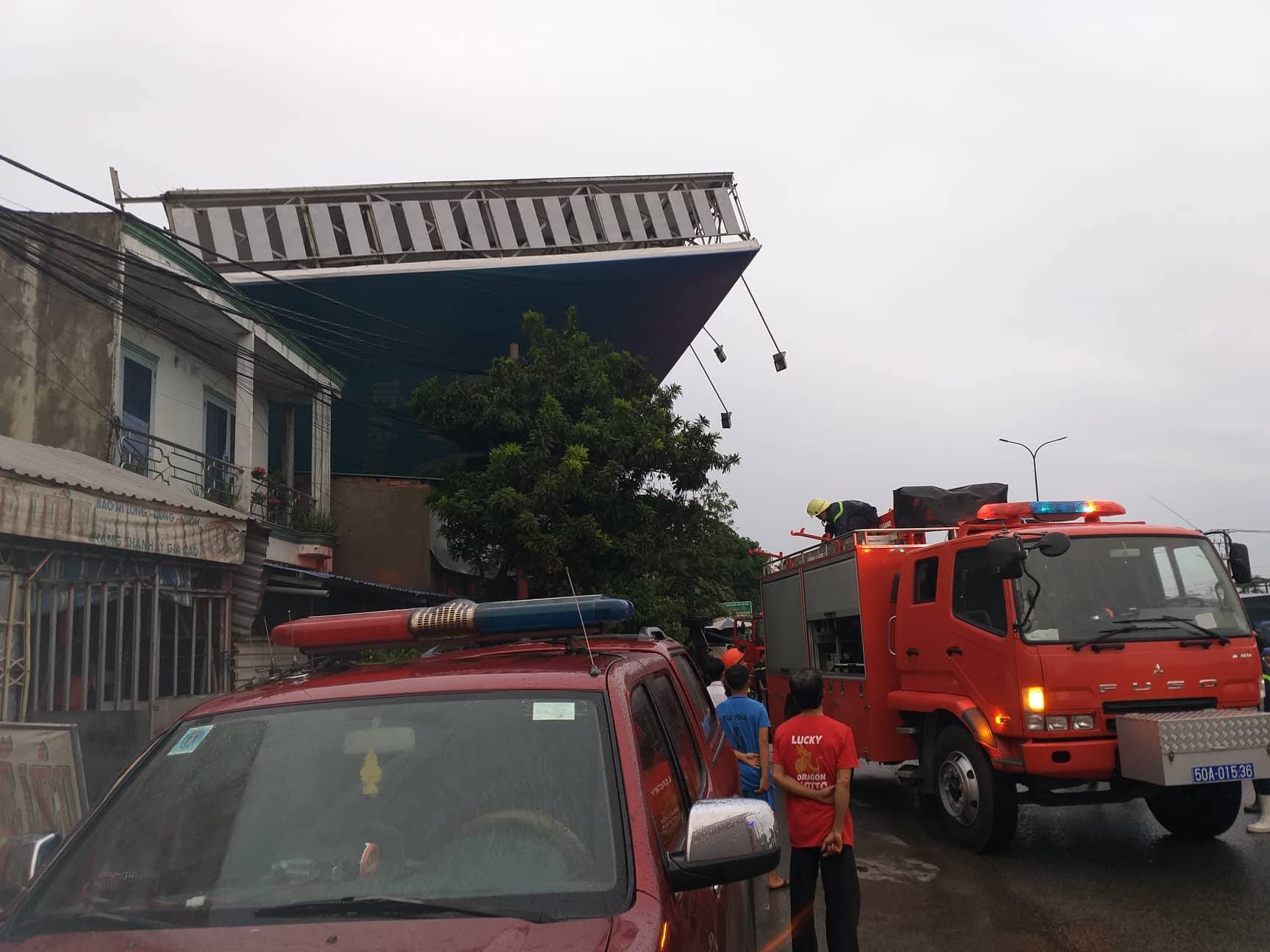 tphcm mua lon bang quang cao khong lo do sap nha dan khien 1 nguoi tu vong