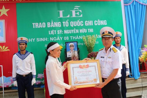 to quoc ghi cong nguoi linh tau ngam kilo vn dau tien hy sinh nuoc mat vo tre con tho