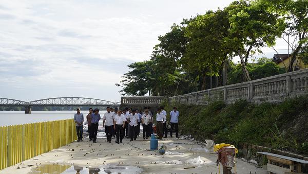 chu tich ubnd tinh vi hanh kiem tra cac du an cham tien do