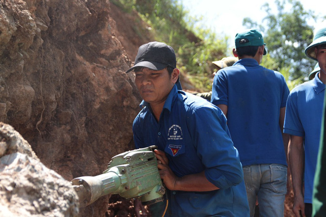 pha da thong tuyen duong vanh dai bien gioi nghe an sau bao lu