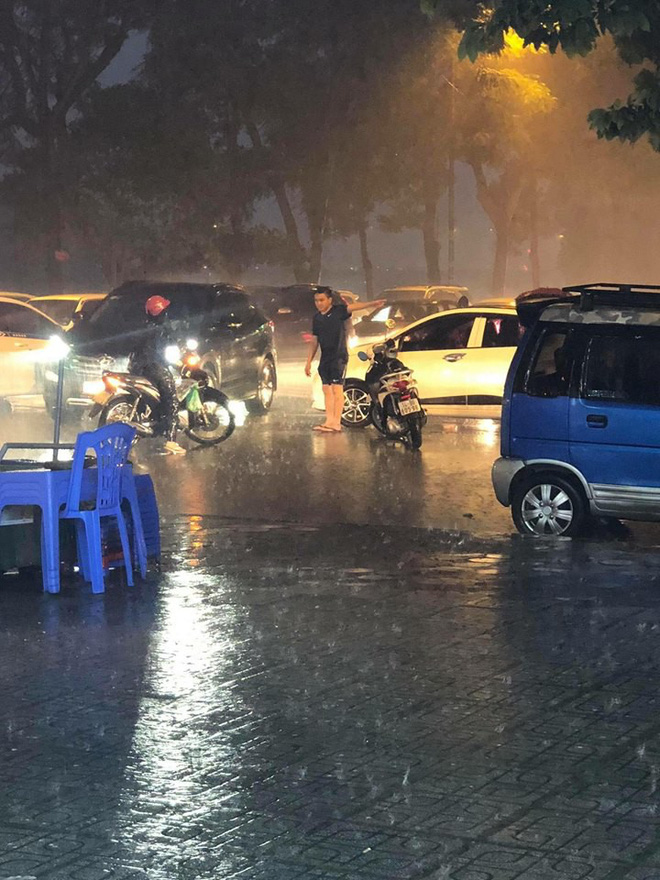 giua luc mua to nguoi dan ong bo lai xe chay ra giua duong khien nhieu nguoi kho hieu
